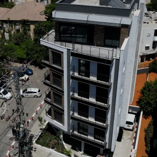 Yehudit 10 by Moallem Architects